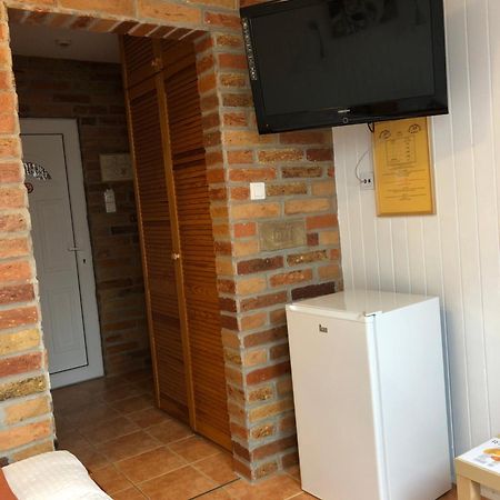 Autoscsarda Es Panzio Hotel Makó Екстериор снимка