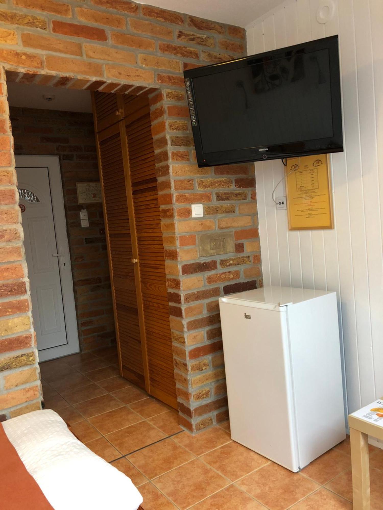 Autoscsarda Es Panzio Hotel Makó Екстериор снимка