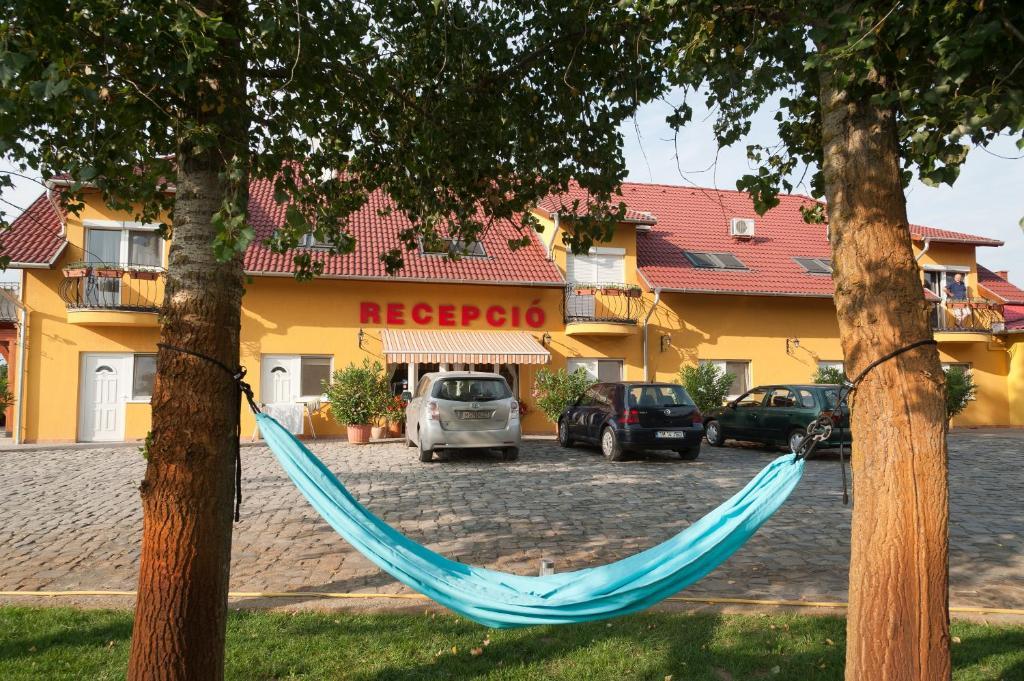 Autoscsarda Es Panzio Hotel Makó Екстериор снимка
