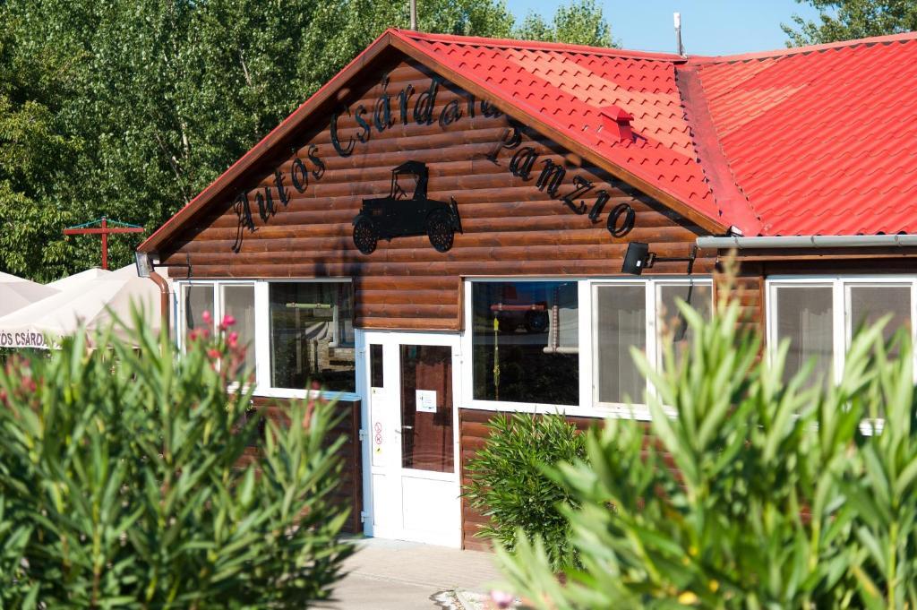 Autoscsarda Es Panzio Hotel Makó Екстериор снимка